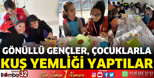 Gönüllü gençler, çocuklarla kuş yemliği yaptılar