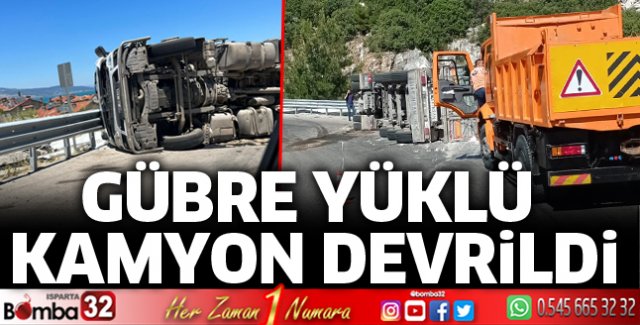 Gübre yüklü kamyon devrildi