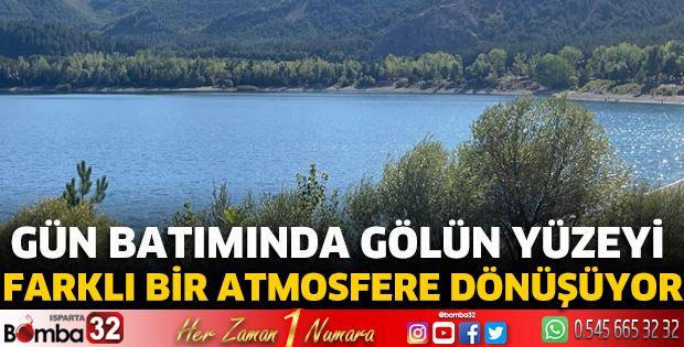Gün batımında gölün yüzeyi farklı bir atmosfere dönüşüyor
