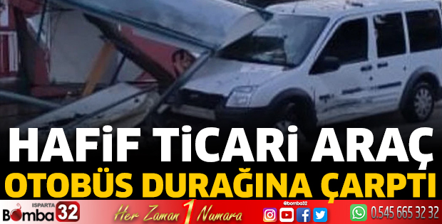 Hafif ticari araç, otobüs durağına çarptı