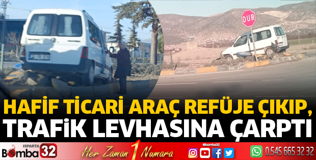 Hafif ticari araç trafik levhasına çarptı
