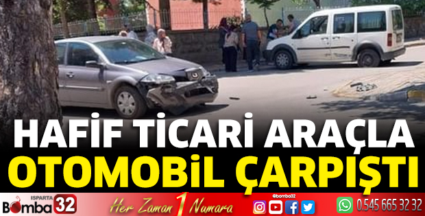 Hafif ticari araçla otomobil çarpıştı