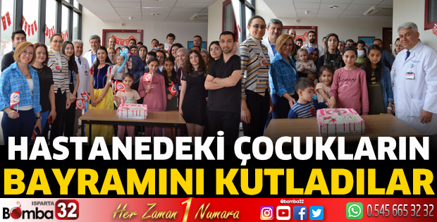 Hastanedeki çocukların bayramını kutladılar