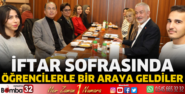 İftar sofrasında öğrencilerle bir araya geldiler