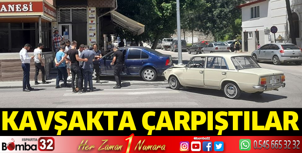 İki otomobil kavşakta çarpıştı