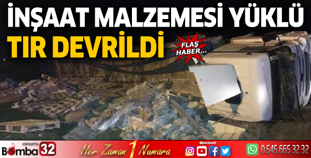 İnşaat malzemesi yüklü TIR devrildi