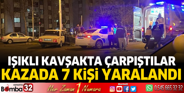 Işıklı kavşakta çarpıştılar