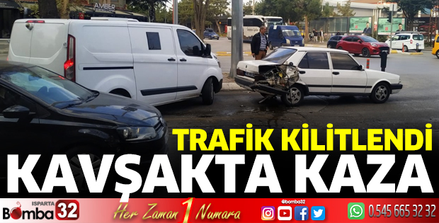 Işıklı kavşakta kaza