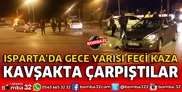 ISPARTA'DA İKİ OTOMOBİL KAVŞAKTA ÇARPIŞTI