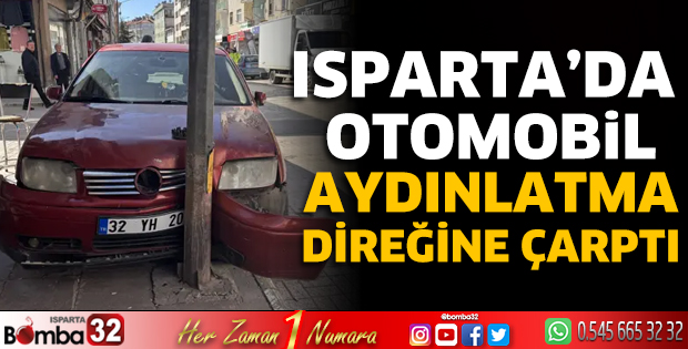 Isparta'da otomobil aydınlatma direğine çarptı