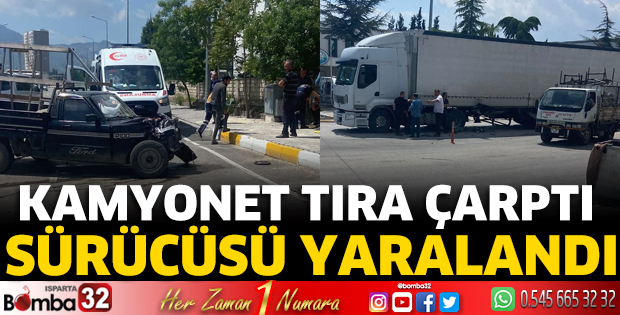 Kamyonet Tıra çarptı sürücüsü yaralandı