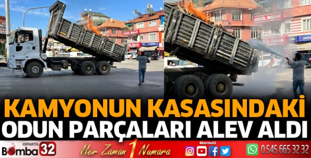 Kamyonun kasasındaki odun parçaları alev aldı