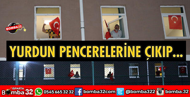 KARANTİNADAKİ İŞÇİLER PENCEREDEN İSTİKLAL MARŞINI OKUDU