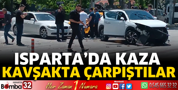 Kavşakta çarpıştılar