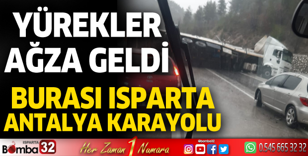 Kayganlaşan yolda TIR yan döndü