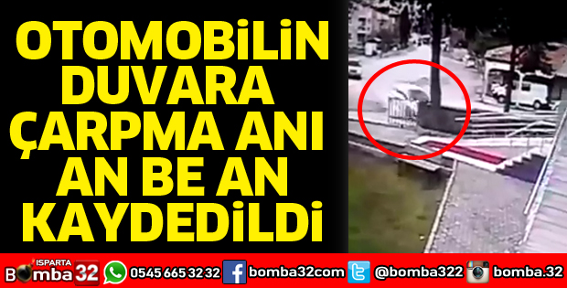 Kaza yapmamak için manevra yapınca otomobiliyle cami duvarına çarptı