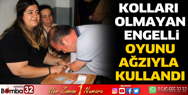Kolları olmayan engelli oyunu ağzıyla kullandı