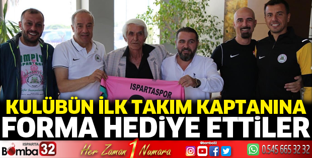 Kulübün ilk takım kaptanına forma hediye ettiler
