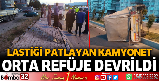 Lastiği patlayan kamyonet orta refüje devrildi