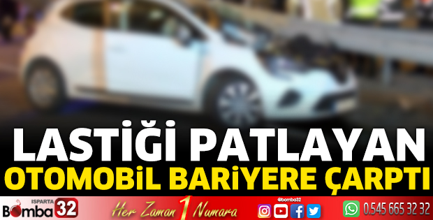 Lastiği patlayan otomobil bariyere çarptı