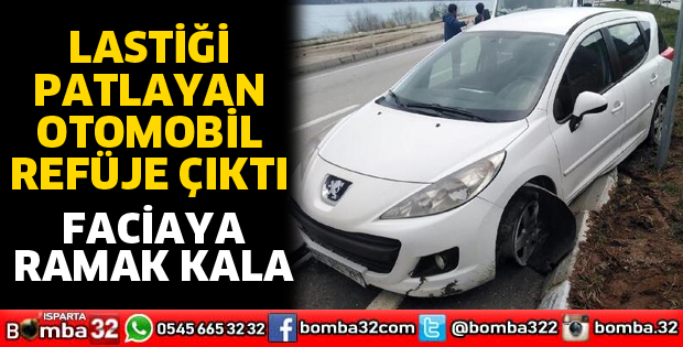 Lastiği patlayan otomobil refüje çıktı