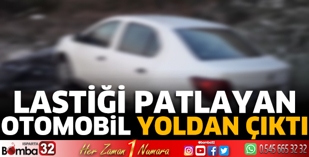 Lastiği patlayan otomobil yoldan çıktı