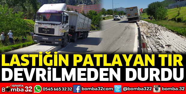 Lastiği patlayan tır devrilmeden durdu
