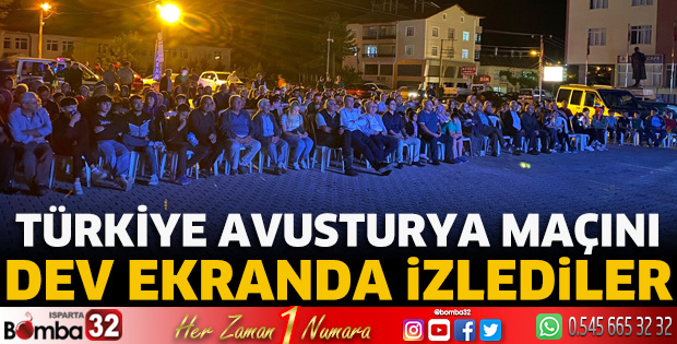 Maçı dev ekranda izlediler