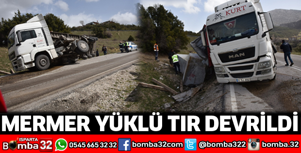 Mermer yüklü tır devrildi