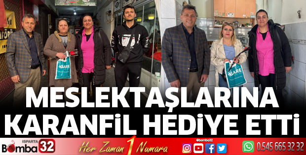 Meslektaşlarına karanfil hediye etti