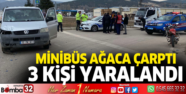Minibüs ağaca çarptı