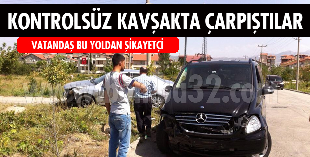 MİNİBÜS İLE OTOMOBİL KAFA KAFAYA ÇARPIŞTI