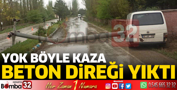 Minibüsün çarptığı beton direk devrildi