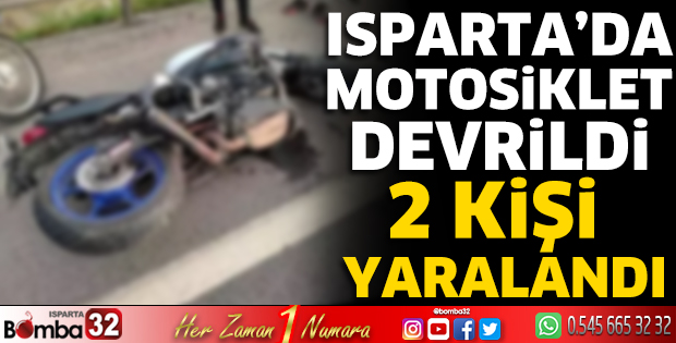 Motosiklet devrildi 2 kişi yaralandı 