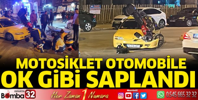 Motosiklet otomobile ok gibi saplandı
