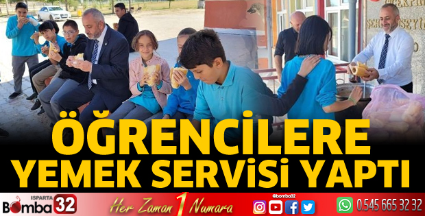 Öğrencilere yemek servisi yaptı 