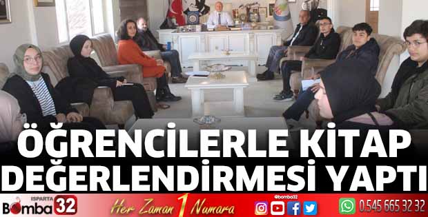 Öğrencilerle kitap değerlendirmesi yaptı