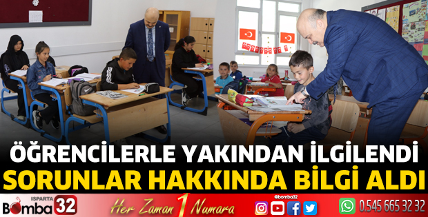 Öğrencilerle yakından ilgilendi