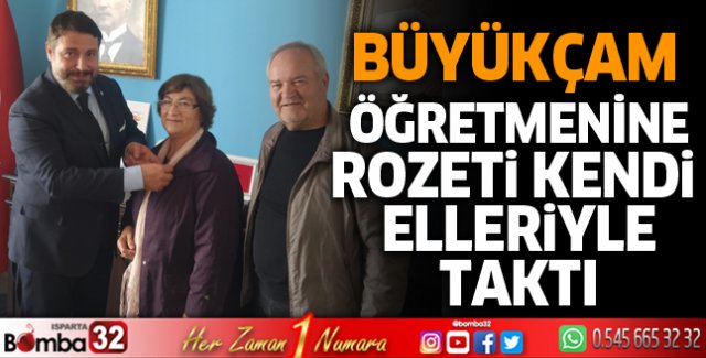 Öğretmenine rozeti kendisi taktı