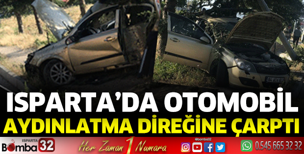 Otomobil aydınlatma direğine çarptı