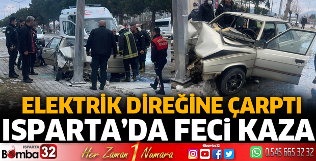 Otomobil elektrik direğine çarptı