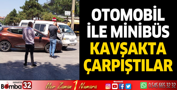 Otomobil ile minibüs kavşakta çarpıştılar