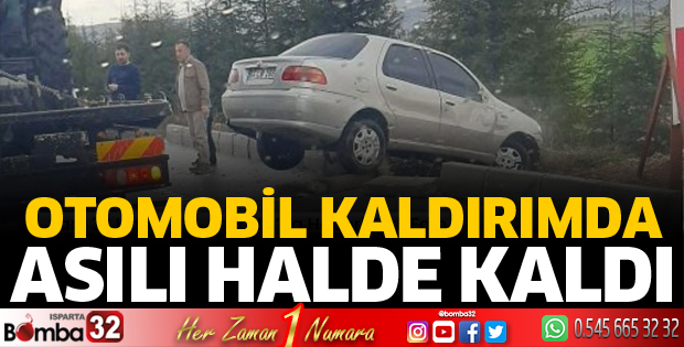 Otomobil kaldırımda asılı kaldı 