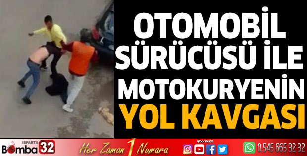 Otomobil sürücüsü ile motokuryenin yol kavgası kamerada