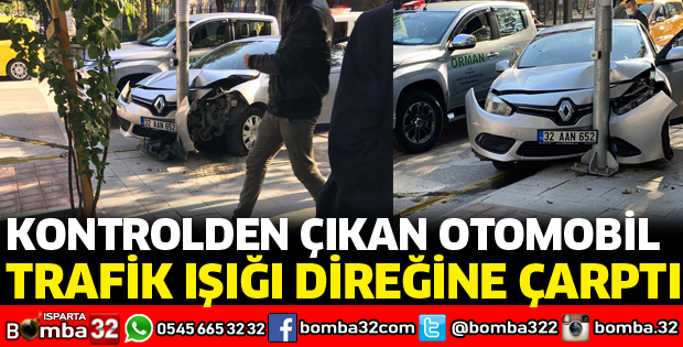OTOMOBİL TRAFİK IŞIĞI DİREĞİNE ÇARPTI