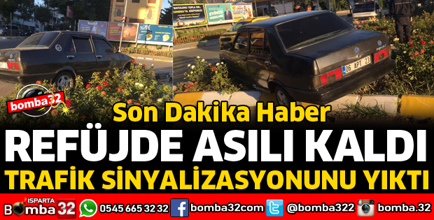OTOMOBİL TRAFİK SİNYALİZASYONUNU YIKTI REFÜJDE ASILI KALDI
