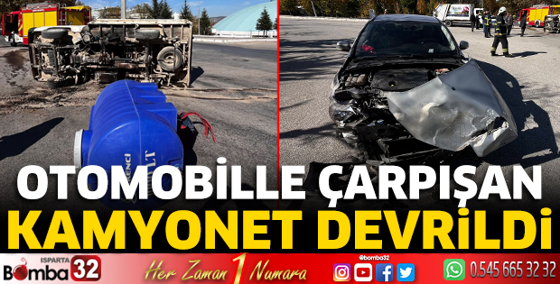 Otomobille çarpışan kamyonet devrildi