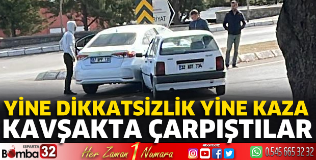 Otomobiller kavşakta çarpıştı 