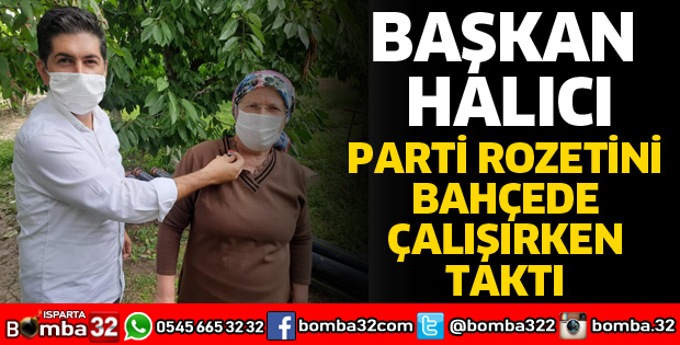 PARTİ ROZETİNİ BAHÇEDE TAKTI