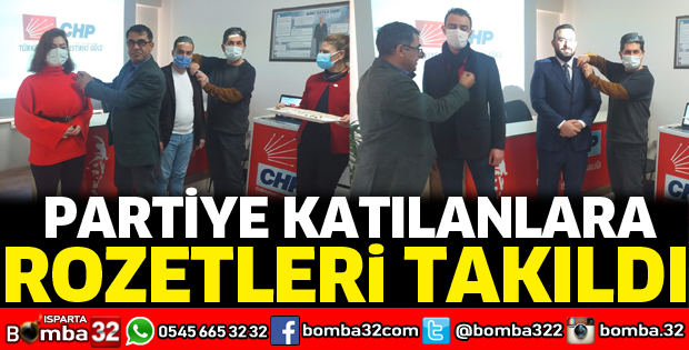 Partiye yeni katılanlara rozetleri takıldı
